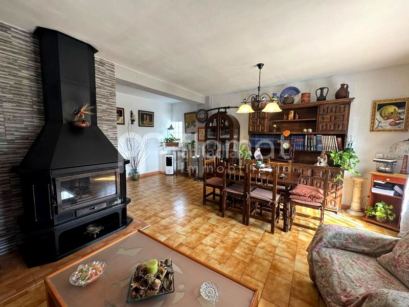 Foto e794af99-5974-4c15-91c5-3fe8b28e5700. Casa amb xemeneia aparcament a Botarell