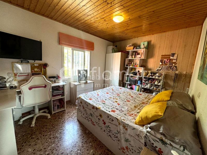 Foto ee190058-f9c5-420b-b3ff-0032677d52f3. Casa amb xemeneia aparcament a Botarell