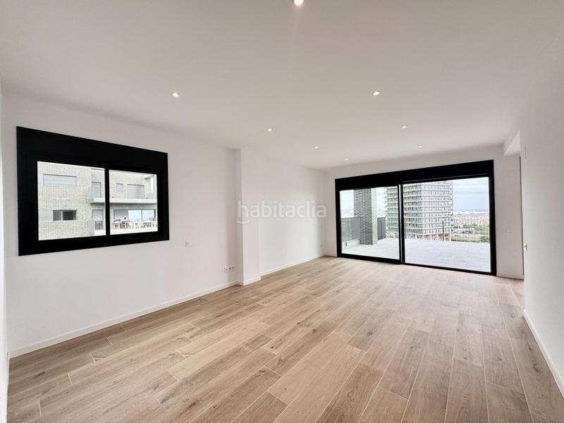 Foto 77e3dce8-e75f-40f5-8cf9-9b464c8b86a9. Rent penthouse with heating parking pool in Finestrelles Esplugues de Llobregat