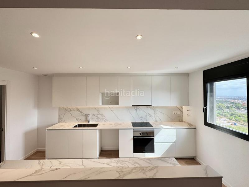 Foto d1aa19fe-f037-4131-9674-a9c8f0ef127d. Rent penthouse with heating parking pool in Finestrelles Esplugues de Llobregat