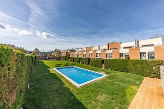 Casa adossada a Passeig de joan coromines 14. Casa adosada esquinera de 289 m² con 3 dormitorios, estudio poli