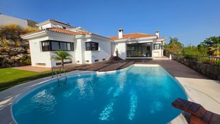 Chalet in El Higuerón. Villa independiente de lujo con vistas al mar en el higuerón – m