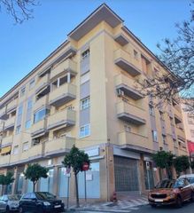 Business premise  Calle dolores ibárruri. Se alquila o vende local comercial en esquina – ideal para clíni