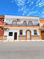 Casa a schiera in Campanillas. Casa de 2 plantas con apartamento independiente en campanillas