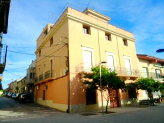 Edificio  Plaça de noves 5. Se vende amplia propiedad situada en calle plaza noves