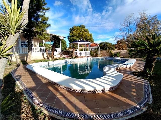 Foto 9b7d587e-8cce-437b-a999-ee50e6d48ff6. Xalet amb aparcament piscina a Los Girasoles Sant Vicent del Raspeig