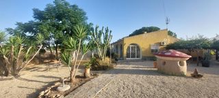 Xalet a Los Arenales del Sol. Dos viviendas independientes en parcela urbana de 2.000 m2  los