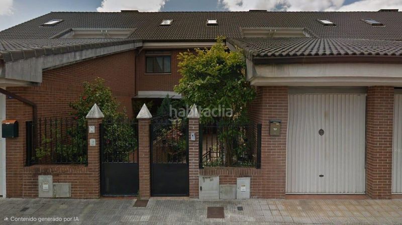 Foto 7fe2fc31-ac14-4926-897b-14dbf0397033. Casa adossada a Astillero (El)