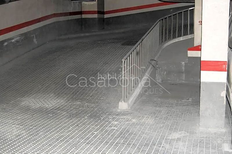 Foto be675ef4-7e8f-4c95-bb78-27bf60b0c694. Aparcament cotxe a Raval Barcelona