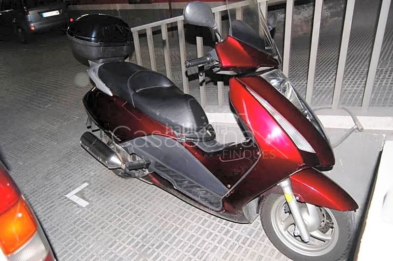 Foto e7eb6b58-a211-49a7-b7b9-f9e8d48a1a5a. Aparcament cotxe a Raval Barcelona