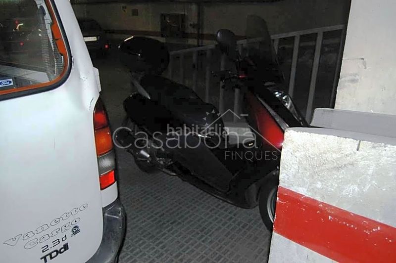 Foto ecc1d211-b558-48c8-90bf-bf35713b4f71. Aparcament cotxe a Raval Barcelona