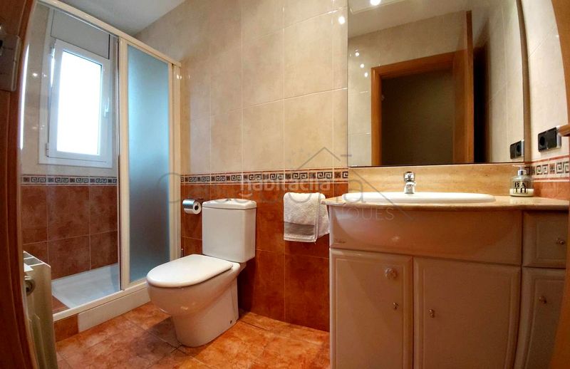 Foto 5b8e2819-cc00-4495-8954-412416af43d6. Casa amb calefacció a Tona