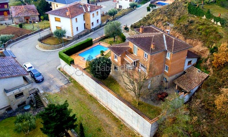 Foto c724882d-2d8d-48da-8f02-75a43d3c921d. Casa amb piscina a Olost