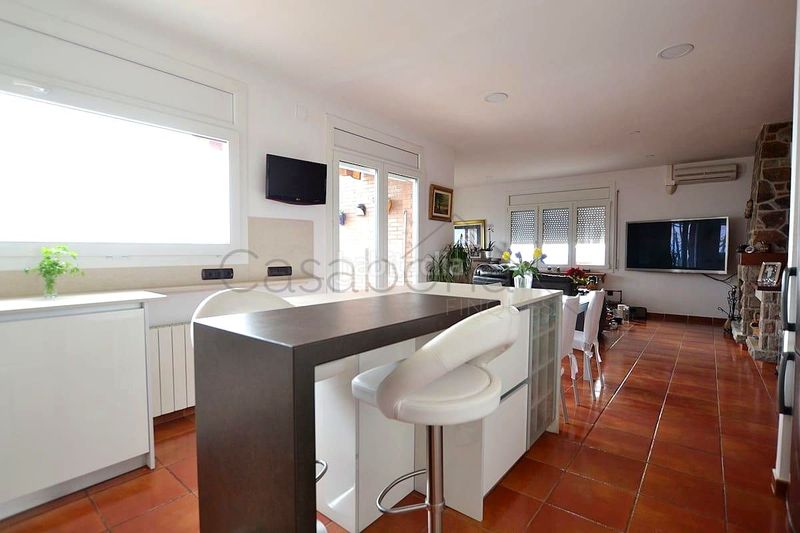 Foto d5be277b-49cd-45ce-a3af-70b780990103. Casa amb piscina a Olost