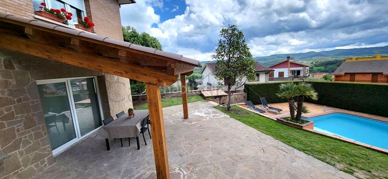 Foto f5311c0b-97c0-4c6a-8ece-d56e02a09f99. Casa amb piscina a Olost