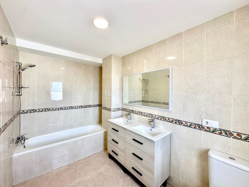 Foto 1a649f5e-79a1-4aa5-8525-d0e64d22a016. Casa adossada amb aparcament piscina a Los Boliches Fuengirola