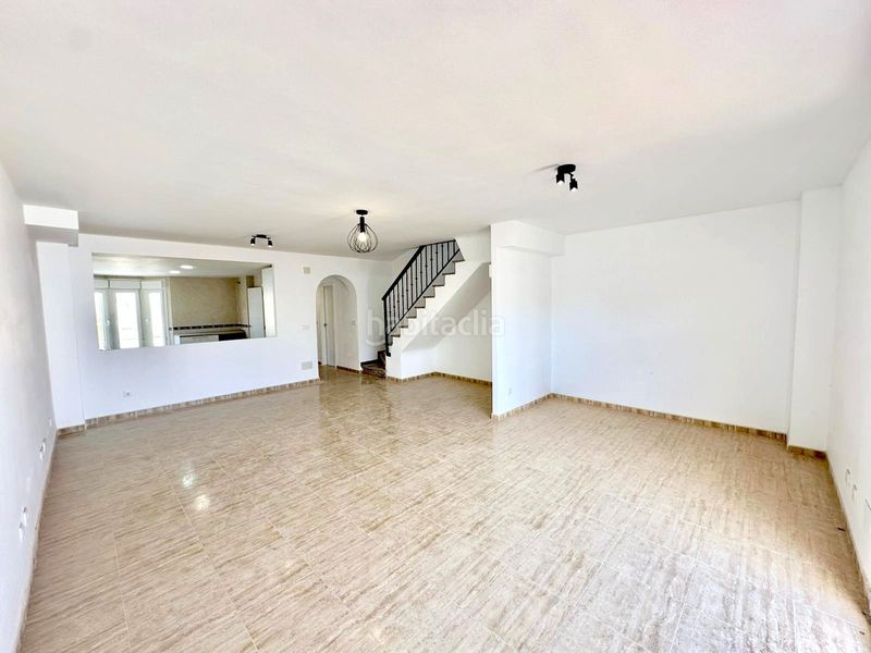 Foto a4f8330d-02fd-41f2-b3c6-8d0f18f55294. Casa adossada amb aparcament piscina a Los Boliches Fuengirola