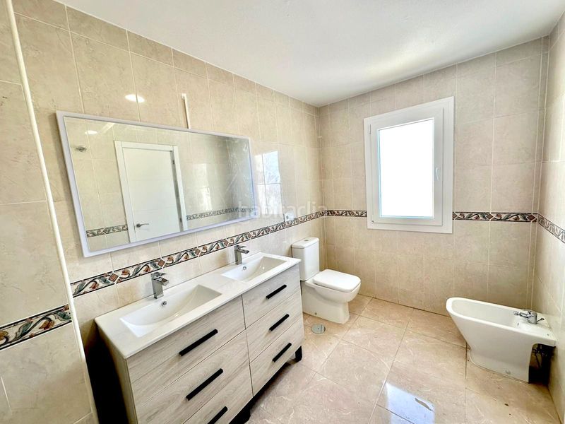 Foto c99f7835-a4fe-4ba7-8b9a-eec469437856. Casa adossada amb aparcament piscina a Los Boliches Fuengirola