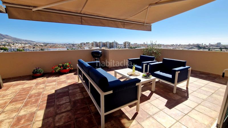 Foto b533e00f-e4b0-4fdc-914f-a828f95505a9. Àtic amb xemeneia calefacció aparcament piscina a Mijas