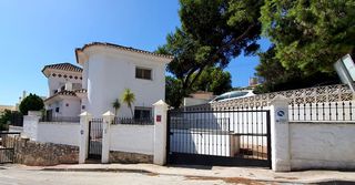 Chalet in Torreblanca del Sol. Amplia villa unifamiliar con acceso independiente en torreblanca