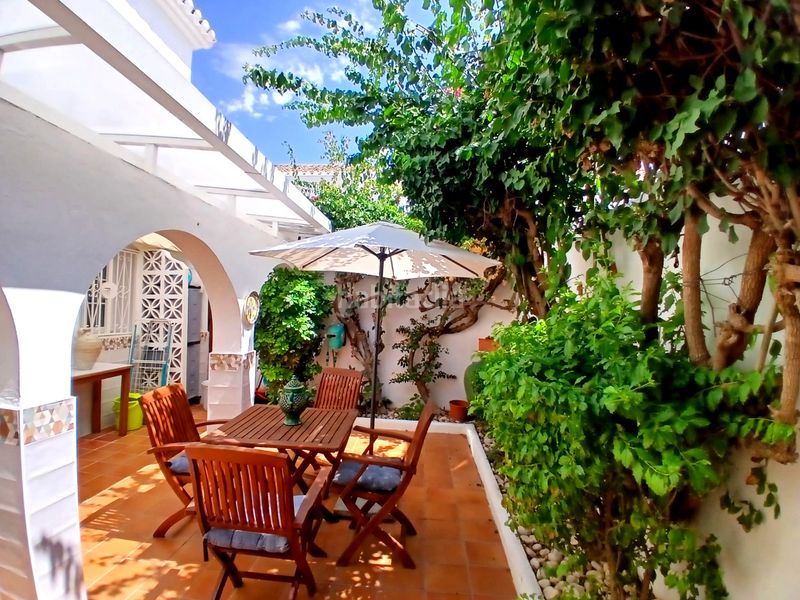 Foto 0d0d4457-8293-4842-aa75-0211d31b0b9a. Casa adossada amb xemeneia calefacció a Centro ciudad Fuengirola