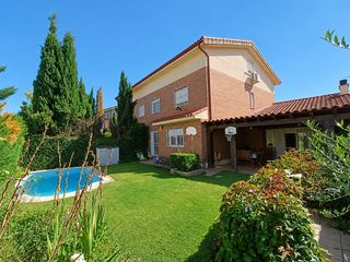 Maison jumelée  Calle la palma. Chalet adosado con jardín privado y piscina