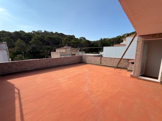 Casa in Tossa de Mar. Casa unifamiliar con 2 viviendas independientes, fachada de pied