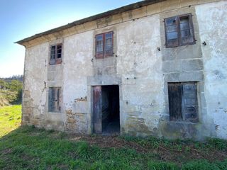 Casa a Parroquias del Oeste. Se vende casa y finca a reformar en calde