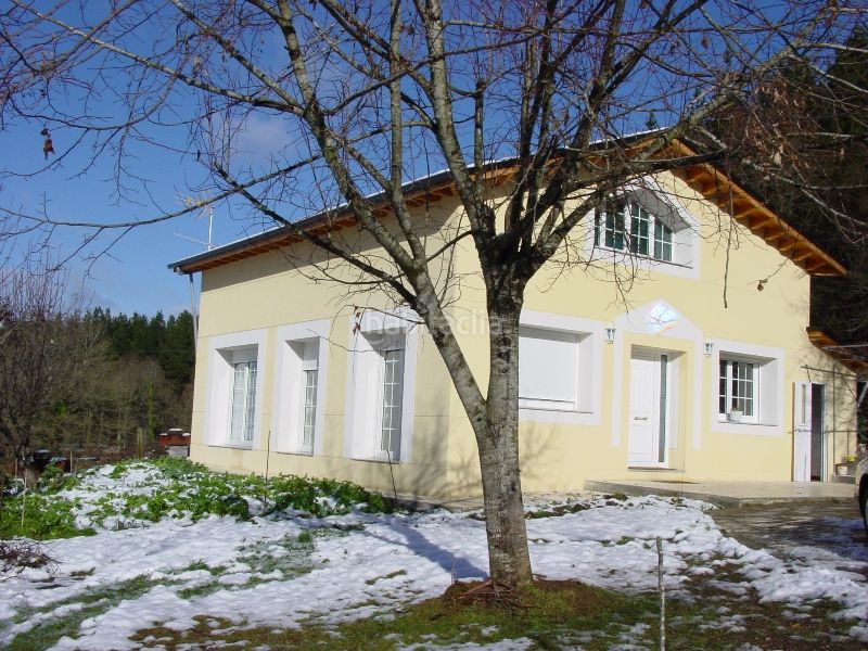 Foto b804323a-a325-48ff-8a1a-b44f26f726c7. Haus mit parking in Corgo (O)