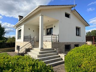 Location Chalet  Avenida de galicia. Se alquila por temporada casa en san quitimil, begonte