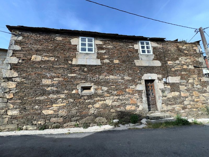 Foto f0515780-880f-4fd1-9c3f-6e23549f9d72. Casa amb calefacció a Guntín