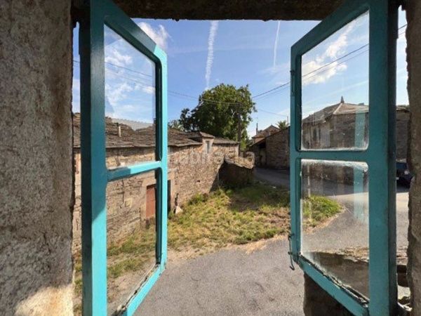 Foto eab9c0d3-abff-4ba7-b053-c184ed237164. Casa amb aparcament a Outeiro de Rei