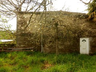 Casa  Lugar coeses. Se vende casa y finca a resturar en la carretera de portomarín