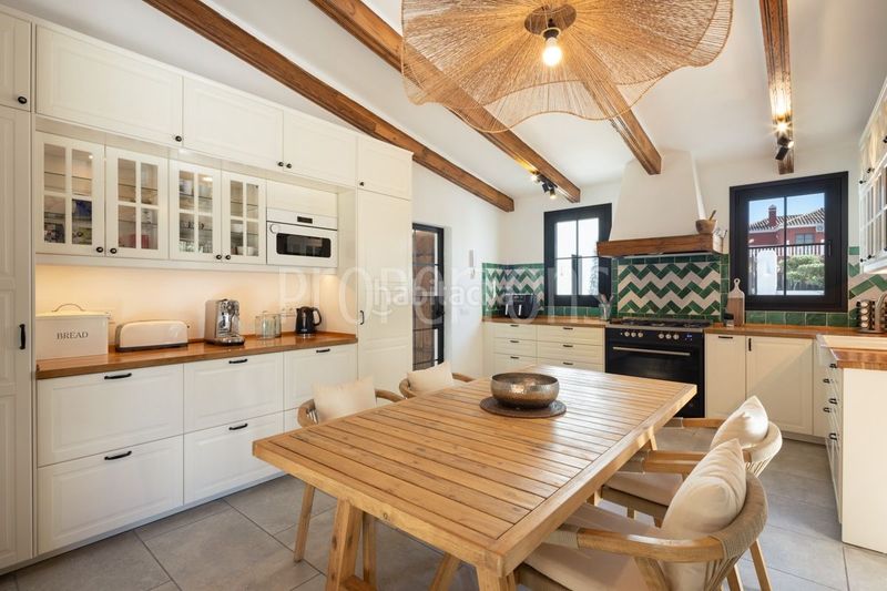 Foto b49e0a7f-5d80-4f79-9b2d-04e52650b424. Casa en Guadalmina Alta Marbella