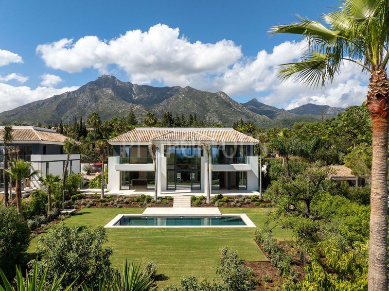 Foto f86f51a0-e6dd-4311-8a94-22153a62126e. Casa a La Carolina - Guadalpín Marbella