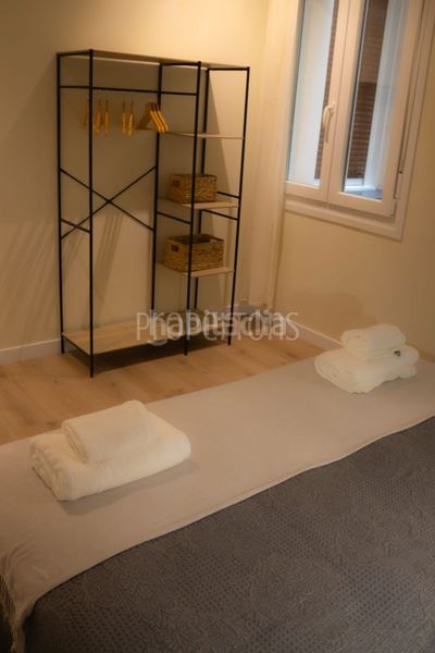 Foto 8f2e4b47-54c6-4146-a960-e04d18074780. Alquiler piso disponible a partir de octubre!alquila tu hogar ideal en el corazón de santutxu!disfruta de un piso totalmente reformado y equipad en Bilbao