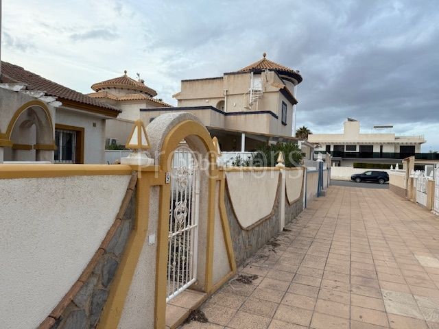 Foto 5f81ca20-9180-4eed-9677-399ca5997552. Chalet en La Regia Orihuela