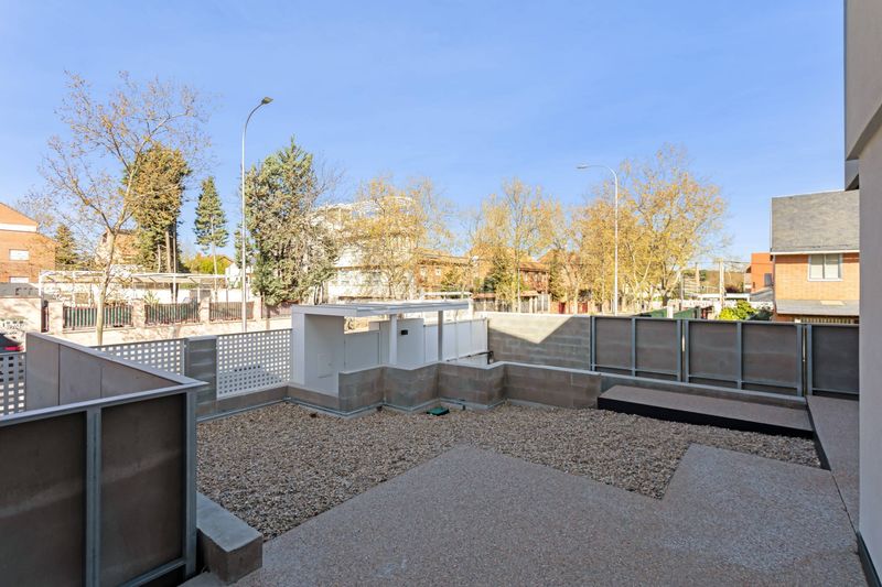 Foto 605ea960-ebe6-47c4-b456-9aa10efaab6a. Casa adossada amb calefacció aparcament a Canillejas Madrid