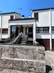 Doppelhaus in Avenida del pinar 25. Casa familiar