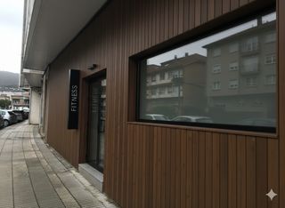 Geschäftsraum in Cee. Amplio bajo comercial en venta en cee  1.065 m a pie de calle!