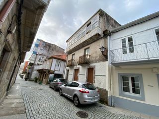 Maison jumelée à Corcubión. Vivienda de piedra con encanto para rehabilitar en el corazón hi