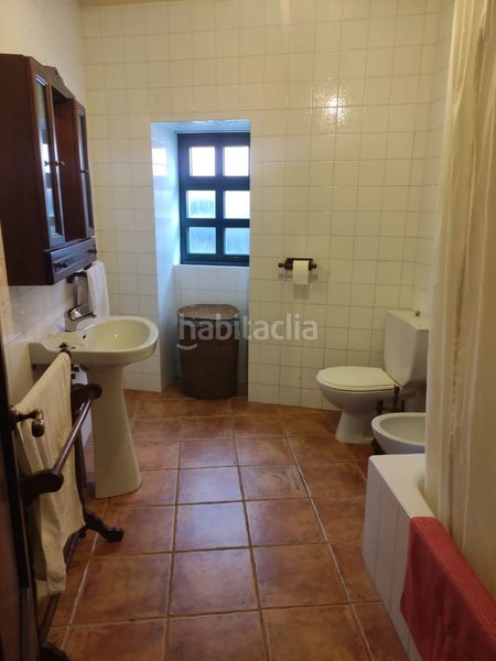 Foto c903fb90-fb69-46c7-8118-721cd6dcb557. Casa en amarela en Corcubión