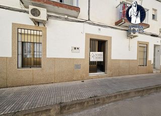 Masia a Sierra de Fuentes. Casa independente en plena avenida de sierra de fuentes