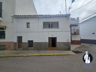 Mas à Avenida caceres 20. Casa para reformar en sierra de fuentes