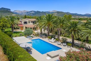 Country house in Binissalem. Finca renovada con casas de invitados y vistas panorámicas a la