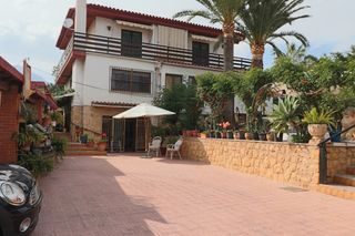Casa a Coloma. Parcela de 1.000mts,ampnbsp380mts. construidos, 290 mts uacuteti
