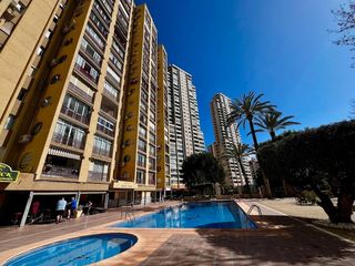 Pis a Levante Alto. Descubre este luminoso apartamento de esquina ubicado en una de