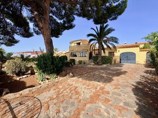 Casa a Coloma. Presentamos esta interesante villa en venta en la nuciacutea, ub
