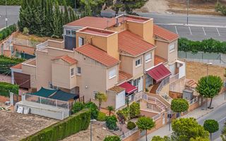 Casa adossada a Barranco Hondo. Adosado en venta en la nuciacutea middot amplio, familiar y con