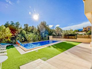 Casa a Montebello - Nou Espai. Presentamos este distinguido chalet independiente, distribuido e